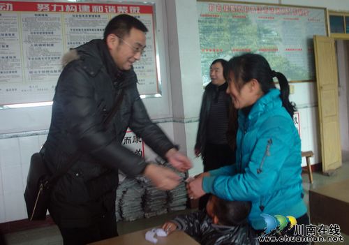 纳溪区林业局：走基层为群众送实惠(图1)