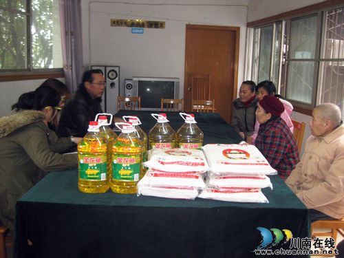 泸州江阳区检察院"走基层"慰问困难群众(图1)