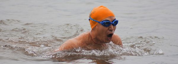 冬泳日&nbsp;泸州上千健儿合江挑战长江（组图）(图4)