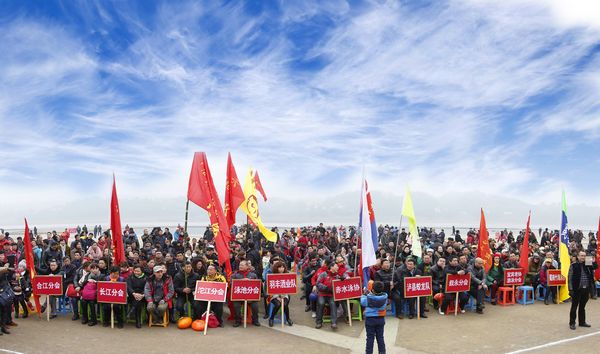 冬泳日&nbsp;泸州上千健儿合江挑战长江（组图）(图1)