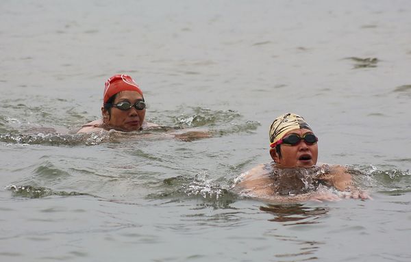 冬泳日&nbsp;泸州上千健儿合江挑战长江（组图）(图5)