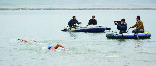 冬泳日&nbsp;泸州上千健儿合江挑战长江（组图）(图3)