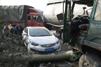 内宜高速12车连环追尾　已致2死9伤(图1)