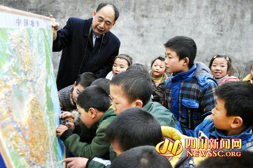 寒冬送温暖&nbsp;泸州叙永数千学生收到"新年礼物"(图3)