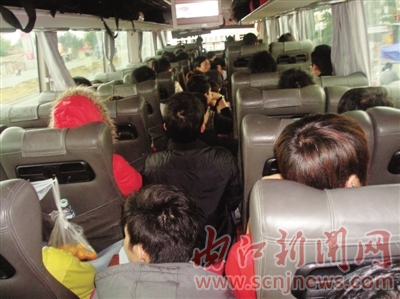 年关将近&nbsp;内江多条线路客车超载现象又返潮(图1)