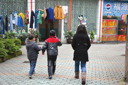 泸州:学生托管变"脱管" 管理办法迟迟没出台(图3) 泸州:学生托管变"脱管" 管理办法迟迟没出台(图3)