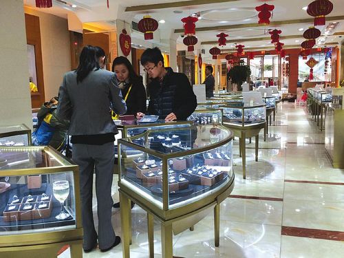 金价走低&nbsp;有人抄底有人观望(图1)