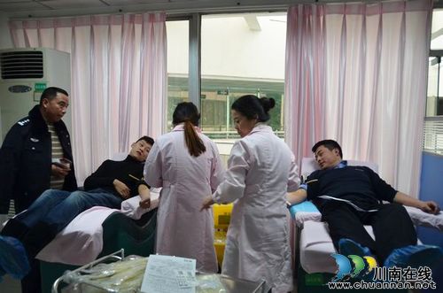 泸州长航公安民警无偿献血救助群众(图1)