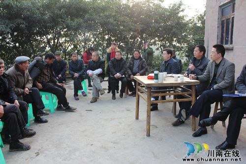 兆雅镇:组织部长下基层 院坝会上听民意(图1) 兆雅镇:组织部长下基层 院坝会上听民意(图1)