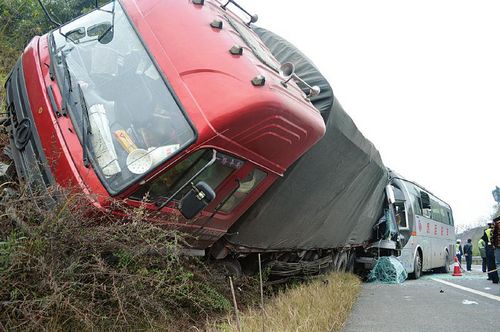 内遂高速客货车追尾19人伤&nbsp;乘客砸窗互助逃生(图1)