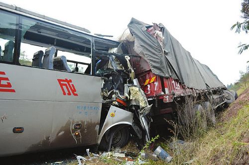 内遂高速客货车追尾19人伤&nbsp;乘客砸窗互助逃生(图3)