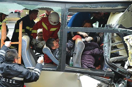 内遂高速客货车追尾19人伤&nbsp;乘客砸窗互助逃生(图2)