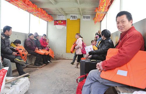 内江水心坝摆渡船救生座垫成摆设&nbsp;安全让人忧(图1)