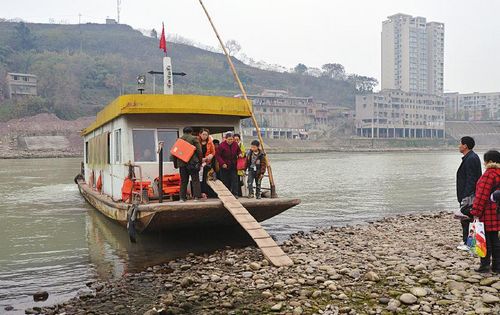 内江水心坝摆渡船救生座垫成摆设&nbsp;安全让人忧(图2)