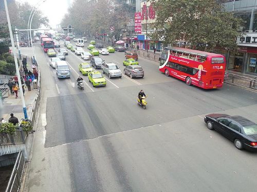 泸州：修路盖住停止线&nbsp;"误闯"红灯被扣分司机喊冤(图1)