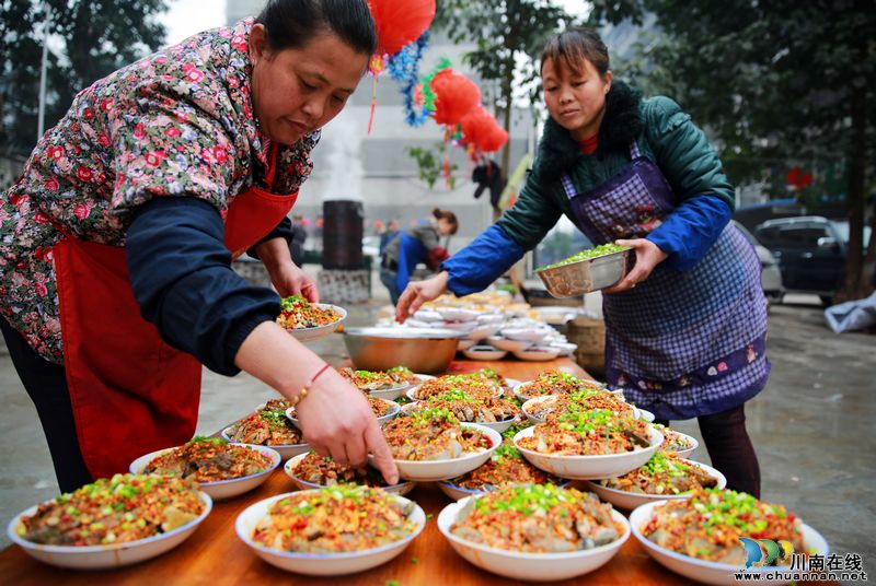 泸州:社区坝坝宴迎新年(图2) 泸州:社区坝坝宴迎新年(图2)