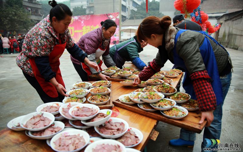 泸州:社区坝坝宴迎新年(图4) 泸州:社区坝坝宴迎新年(图4)