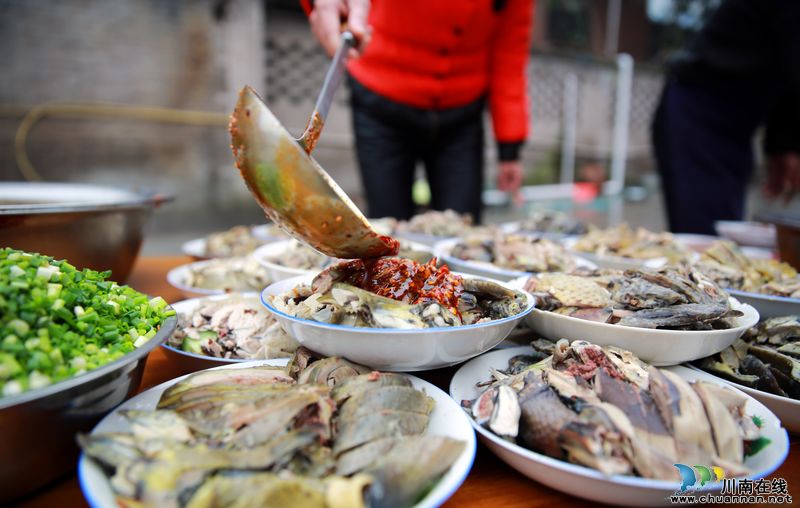 泸州:社区坝坝宴迎新年(图1) 泸州:社区坝坝宴迎新年(图1)