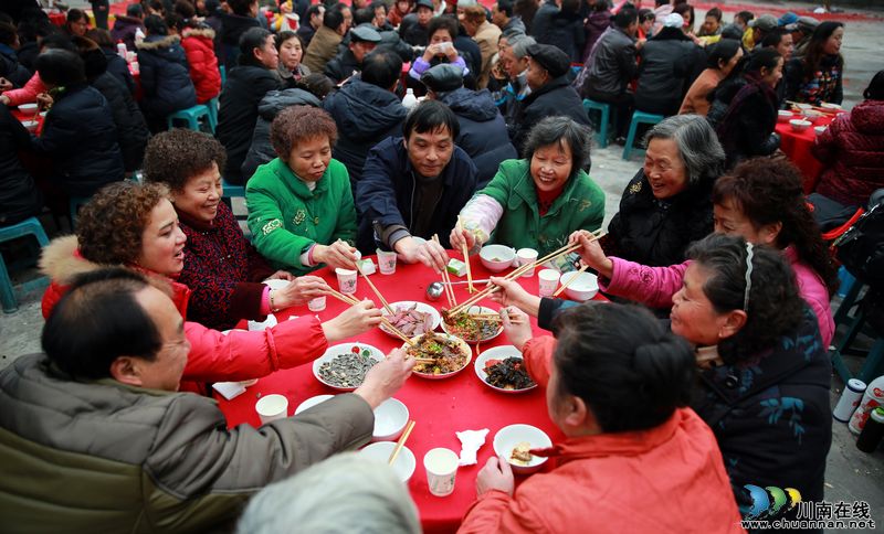 泸州:社区坝坝宴迎新年(图6) 泸州:社区坝坝宴迎新年(图6)