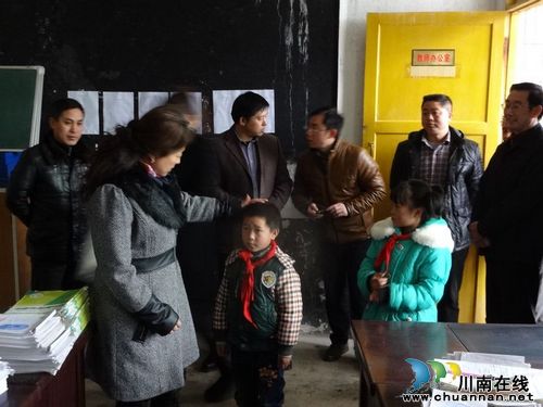 泸州:市领导走基层 温暖送到寨和村(图1) 泸州:市领导走基层 温暖送到寨和村(图1)