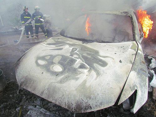 内江一辆奥迪车烧成光架架&nbsp;引燃旁边民房(图)(图2)