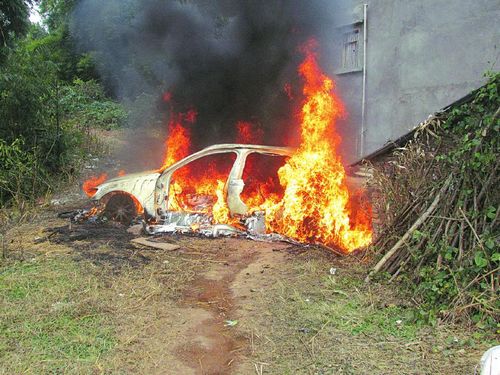 内江一辆奥迪车烧成光架架&nbsp;引燃旁边民房(图)(图1)