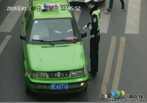泸州交警挡获假牌照出租车 司机被查仓皇逃离(图1) 泸州交警挡获假牌照出租车 司机被查仓皇逃离(图1)