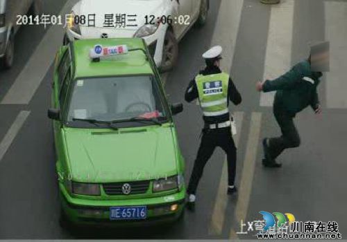 泸州交警挡获假牌照出租车 司机被查仓皇逃离(图2) 泸州交警挡获假牌照出租车 司机被查仓皇逃离(图2)