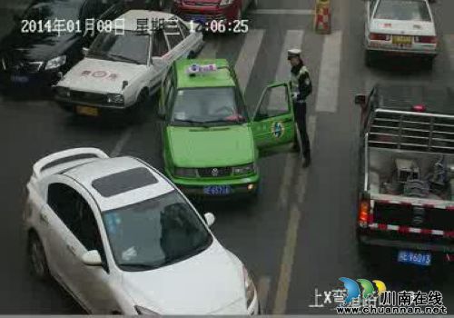 泸州交警挡获假牌照出租车 司机被查仓皇逃离(图4) 泸州交警挡获假牌照出租车 司机被查仓皇逃离(图4)
