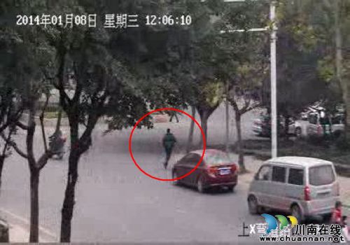 泸州交警挡获假牌照出租车 司机被查仓皇逃离(图3) 泸州交警挡获假牌照出租车 司机被查仓皇逃离(图3)