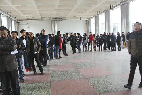 五粮液公车明日开拍 悍马或拍上50万(图2) 五粮液公车明日开拍 悍马或拍上50万(图2)