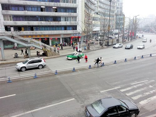 部分市民过马路 离文明差"半步"(图1) 部分市民过马路 离文明差"半步"(图1)