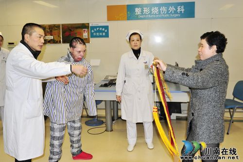 男子全身皮肤95%烧伤 泸医附院7次手术助其康复(图2) 男子全身皮肤95%烧伤 泸医附院7次手术助其康复(图2)