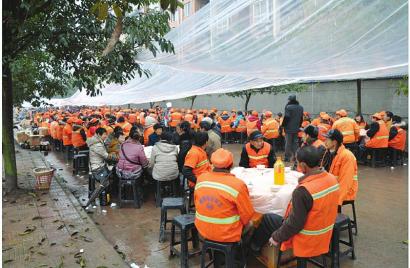 自贡富顺摆下99桌坝坝宴&nbsp;请来环卫工团年(图1)