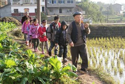 义务护学18年&nbsp;泸州八旬“保镖爷爷”基本靠吼(图3)