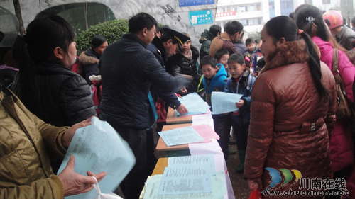 立石镇:积极开展校车安全宣传(图2) 立石镇:积极开展校车安全宣传(图2)