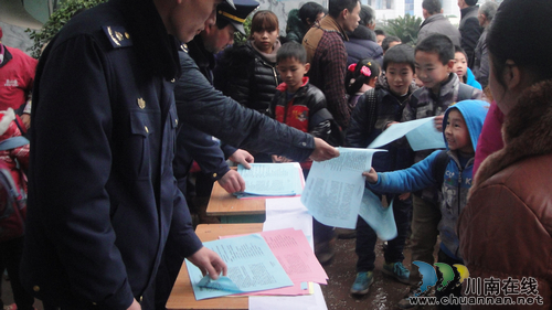 立石镇:积极开展校车安全宣传(图1) 立石镇:积极开展校车安全宣传(图1)