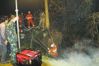 宜宾6旬老人上山采药&nbsp;意外掉入溶洞被救出(图1)