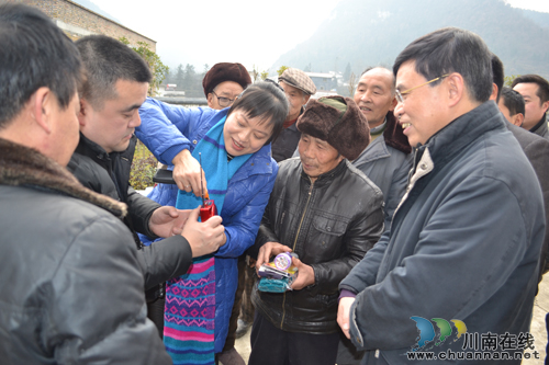 省文化厅副厅长王志平赴叙永县麻城乡开展送温暖慰问活动(图1)