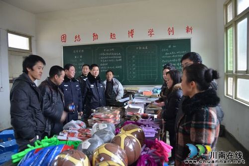 扶贫帮困送温暖&nbsp;持之以恒献爱心(图1)