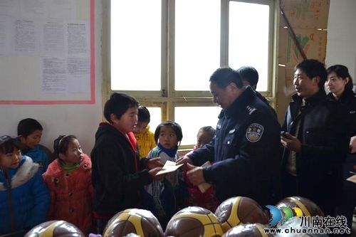 扶贫帮困送温暖&nbsp;持之以恒献爱心(图2)