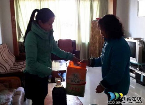 康华苑社区：春节前夕慰问独生子女困难家庭(图1)