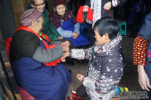 太伏镇：百岁老人过生日，干群真心送祝福(图2)