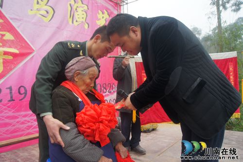 太伏镇：百岁老人过生日，干群真心送祝福(图1)