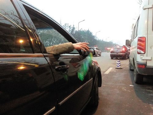 记者内江城区目击:记车窗抛物&nbsp;随手扔掉公德(图1)