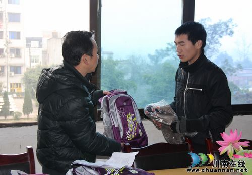 泸县方洞镇真情关爱留守儿童&nbsp;"爱心大礼包"温暖娃娃心(图1)