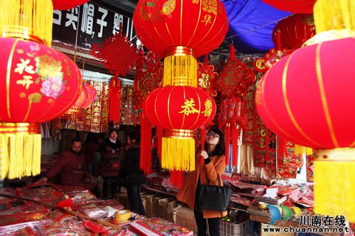 泸州：“马”迎春饰品卖断货(图2)