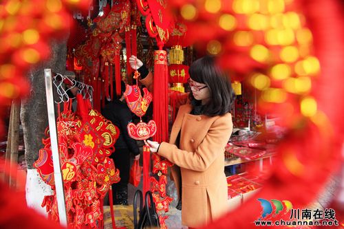 泸州：“马”迎春饰品卖断货(图1)