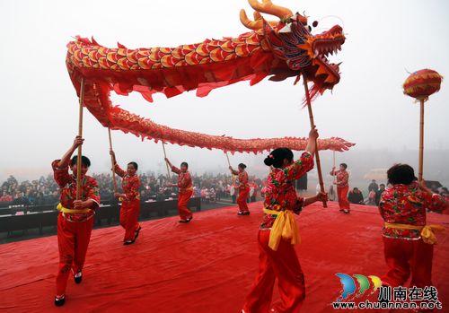 送温暖泸州：新春文化下基层迎新年（图）(图2)