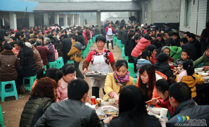 年味浓泸州:专合社农民欢聚“团年宴”(图)(图5) 年味浓泸州:专合社农民欢聚“团年宴”(图)(图5)
